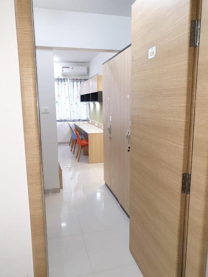 Youthville Boys Hostel Pune Ngoại thất bức ảnh